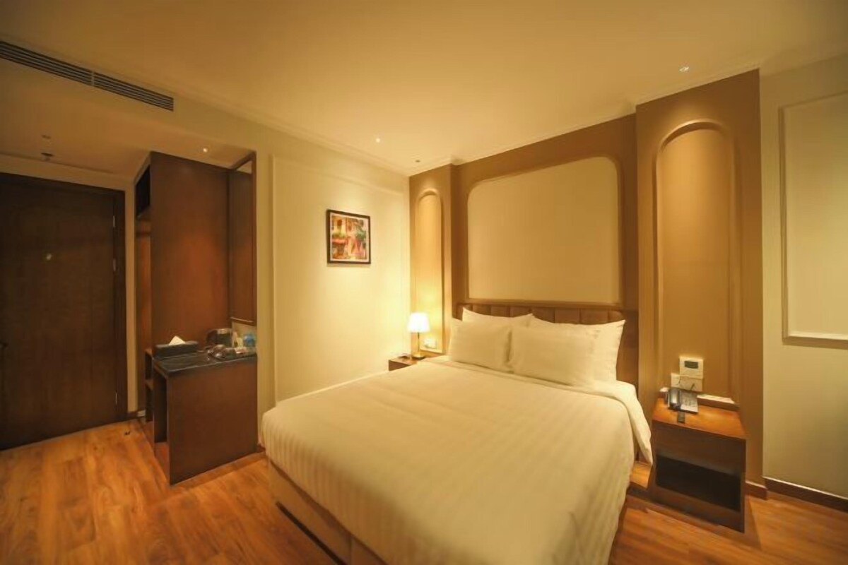 Minibar, desk, soundproofing, iron/ironing board (on request)