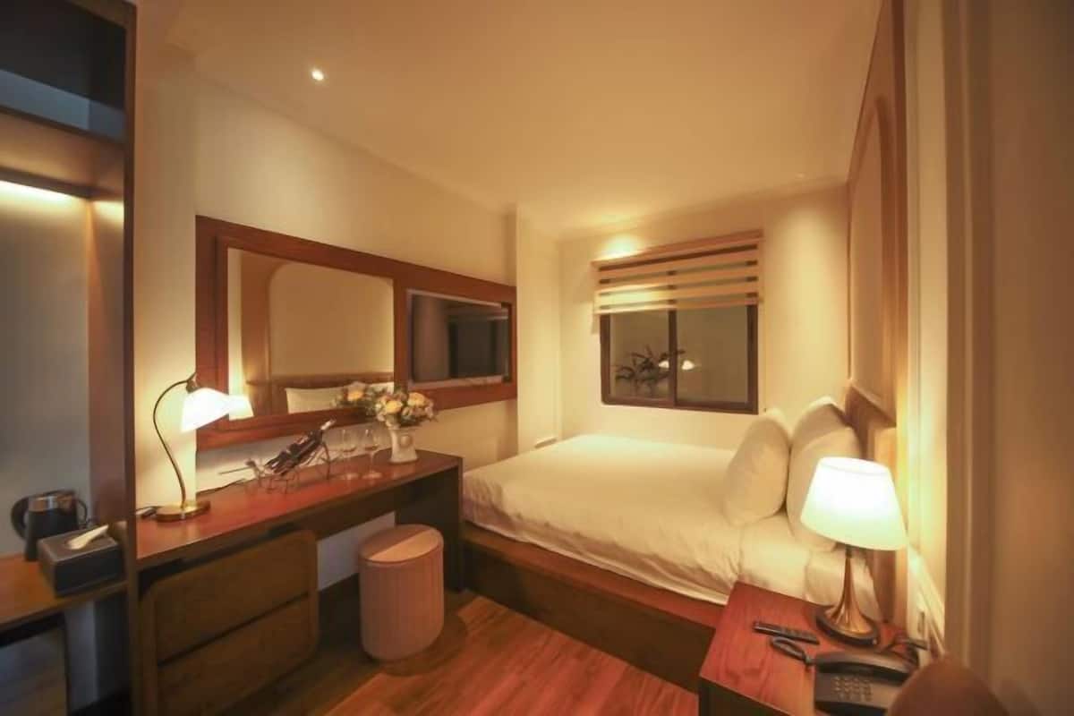 Minibar, desk, soundproofing, iron/ironing board