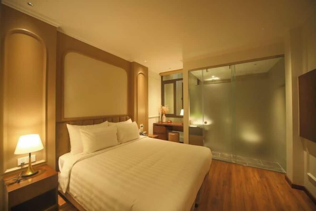 Minibar, desk, soundproofing, iron/ironing board