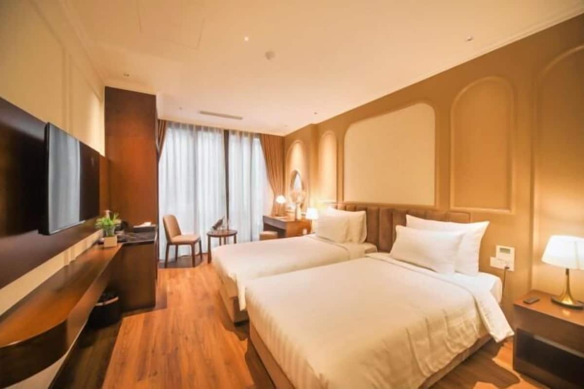 Minibar, desk, soundproofing, iron/ironing board