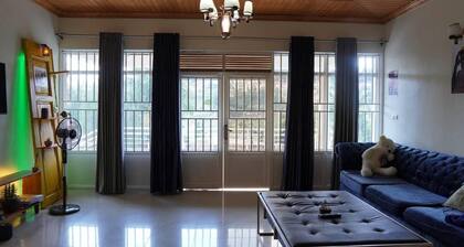 Entire artistic house 5mins from Convention Centre