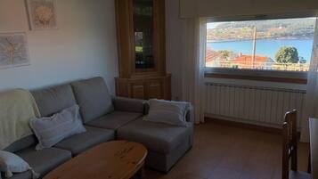 Een televisie en een open haard