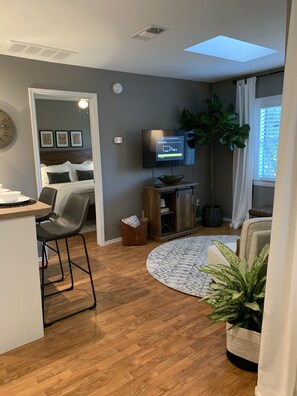 1 bedroom, iron/ironing board, free WiFi, bed sheets - CHARMING...COMFORTABLE...CONVENIENT (Denton)