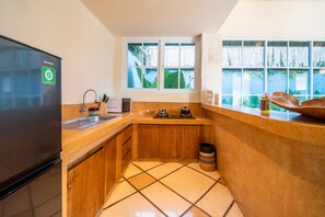 Villa Deluxe | Cocina privada | Frigorífico, placa de cocina, cafetera o tetera y hervidor eléctrico