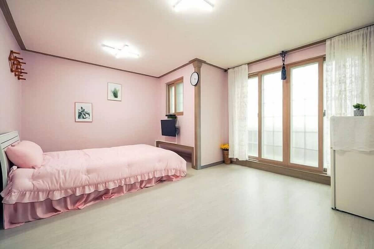 ルーム (Room 201)
