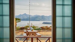 Una mesa con vista a un lago y montañas.