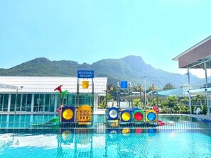 8 inomhuspooler och 15 utomhuspooler