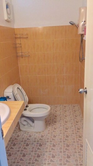 Standard Room for 4 | Bathroom - Marshal Resort (Prachuap Khiri Khan)