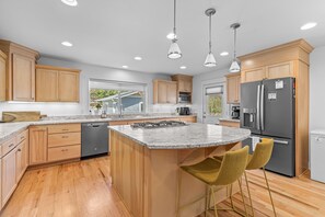 Een koelkast, een magnetron, een oven, een kookplaat