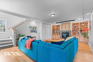 TV connectée, cheminée, livres, espaces bureaux