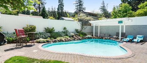 Et oppvarmet basseng og solsenger