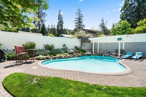 Piscine chauffée, chaises longues