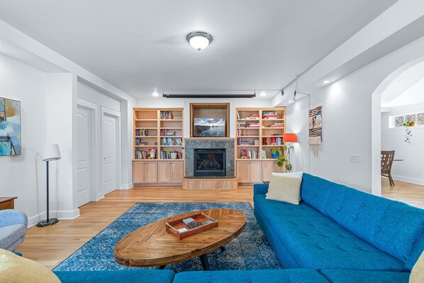 Smart TV, fireplace, books, offices