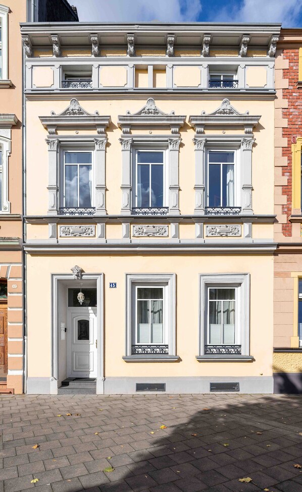 Exterior detail - Holiday Apartment "Messe Neuss Düsseldorf" with High-Speed Wi-Fi (Neuss)