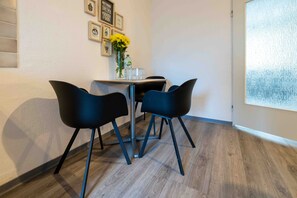 Dining - Modern Apartment near Düsseldorf (Neuss) with 2x 140 cm Beds, Netflix (Neuss)