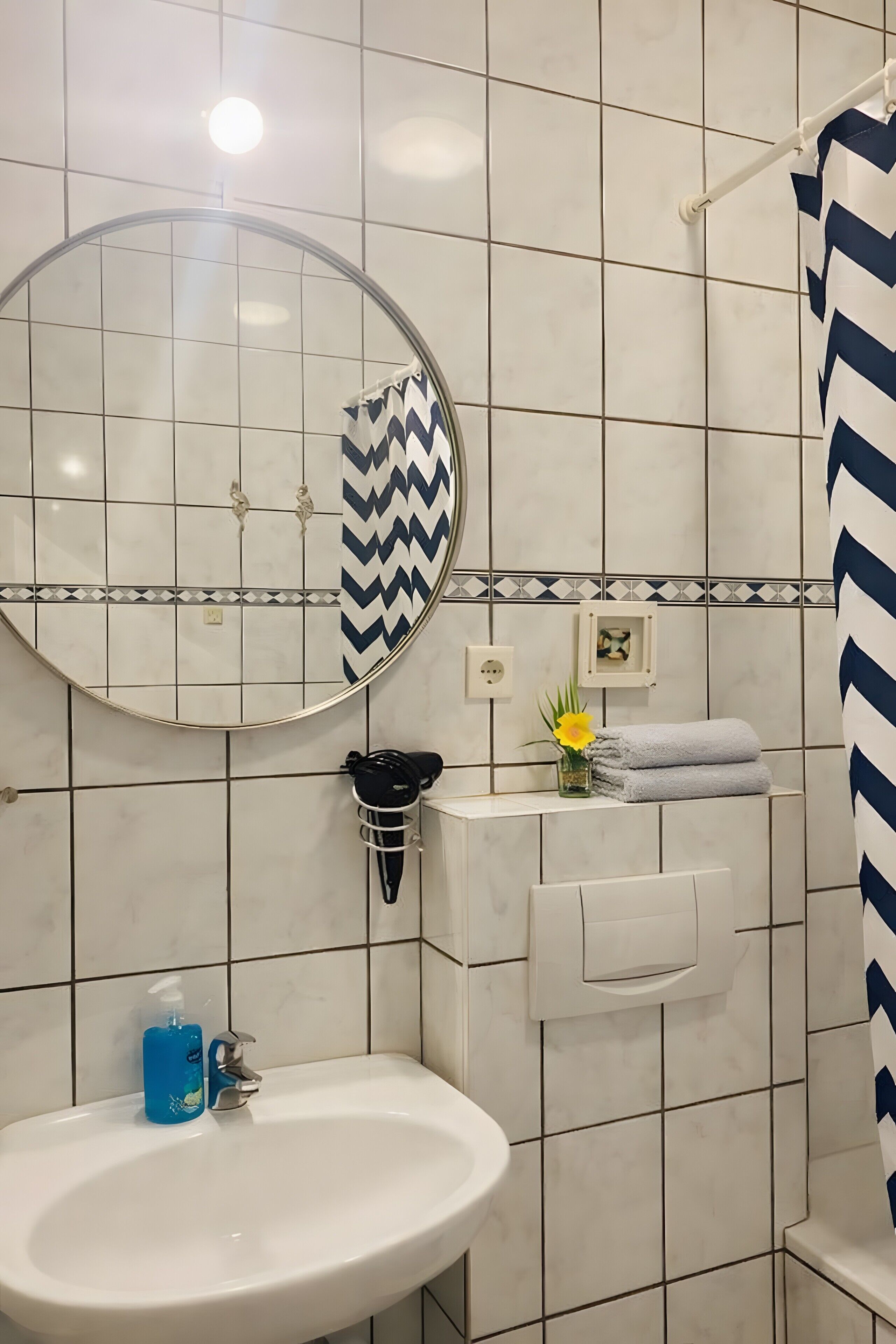 Banheira, secador de cabelo, toalhas de banho 