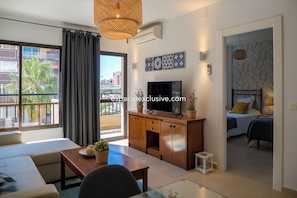 1 habitación, tabla de planchar con plancha, wifi gratis y ropa de cama