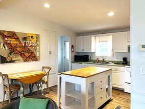Dining - Waterfront Getaway in Port Royal's Historic Old Village (Port Royal)