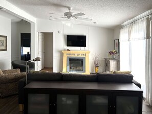 Living area - Waterfront Getaway in Port Royal's Historic Old Village (Port Royal)