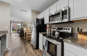 冷蔵庫、電子レンジ、オーブン、コンロ