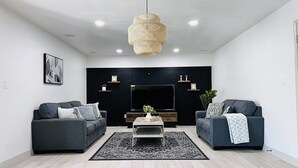 Living area - Stylish Home in the heart of Tempe with Private Pool (Tempe)