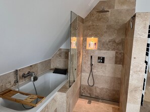 Shower, hair dryer, bathrobes, towels - Reethaus Mellnitz - Reetdachhaus auf Rügen (Mellnitz-Hof)