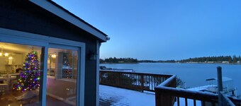 Waterfront House on Lake Tapps - Direct Lake Access
