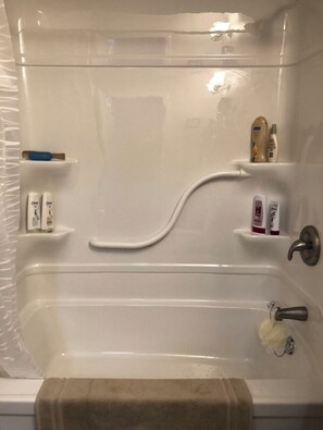 Haartrockner, Handtücher, Seife, Shampoo
