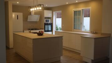 KĂŒhlschrank, Mikrowelle, Ofen, Herdplatte