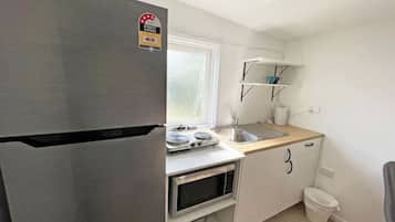 Réfrigérateur, micro-ondes, grille-pain