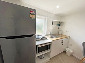 Réfrigérateur, micro-ondes, grille-pain