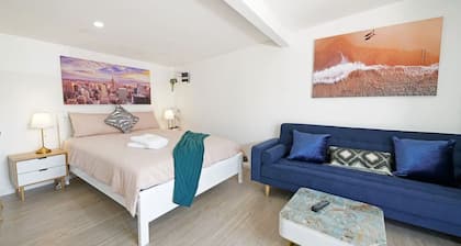 Parkdale Compact Backyard Cabin Beachside Wi-Fi near Mentone