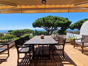 Outdoor dining - Mediterranean house with SEA VIEWS, garden and terrace. (Sant Feliu de Guíxols)