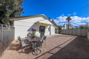 Outdoor dining - Casa flower centrally located (Tucson)