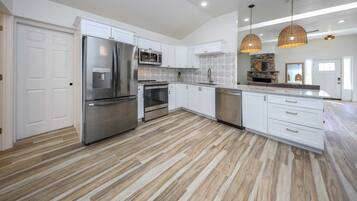 Kylskåp, mikrovågsugn, ugn och spishäll