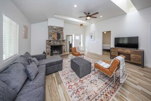 Smart TV - Casa flower centrally located (Tucson)