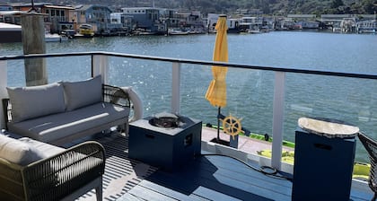 Elegant & Fun! Top Rated Floating Home, 3 BR, 3 BA & kayaks. Book now for 2026