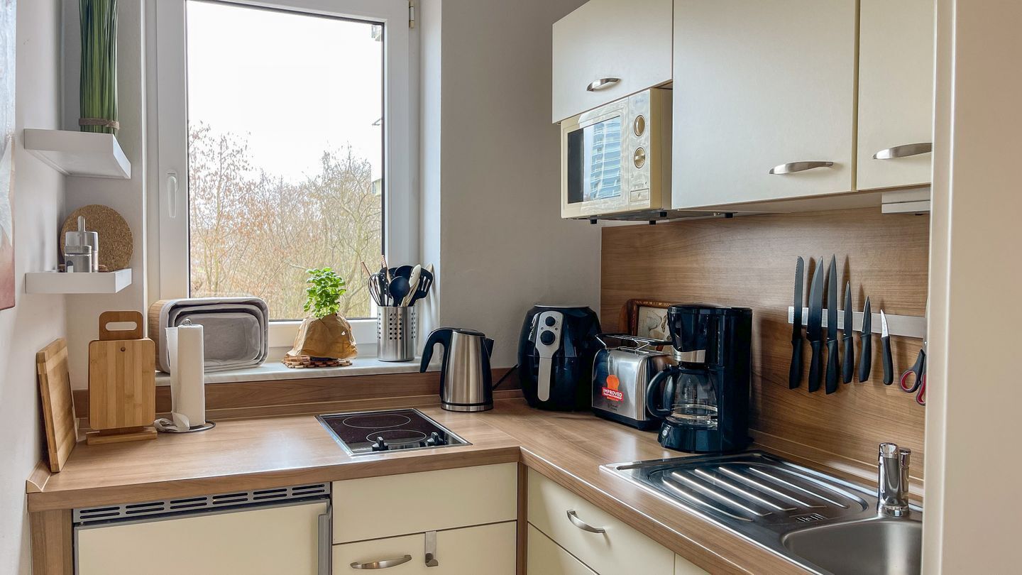 Kühlschrank, Mikrowelle, Herdplatte, Wasserkocher mit Kaffee-/Teezubehör