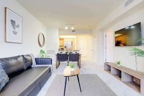 Una televisión, una chimenea, una oficina