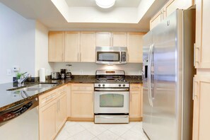 Frigorífico, microondas, horno y placa de cocina