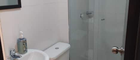 タオル、トイレットペーパー