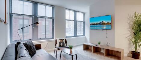 TV, peis og kontorer