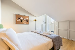 2 bedrooms, iron/ironing board, internet, bed sheets