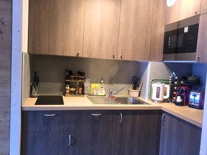 Kjøleskap, ovn, oppvaskmaskin og brødrister