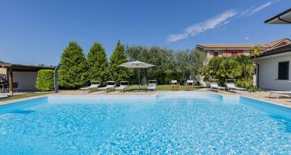 Beautiful and elegant villa with pool in Trecastelli, near Senigallia, only 12 km from the sea