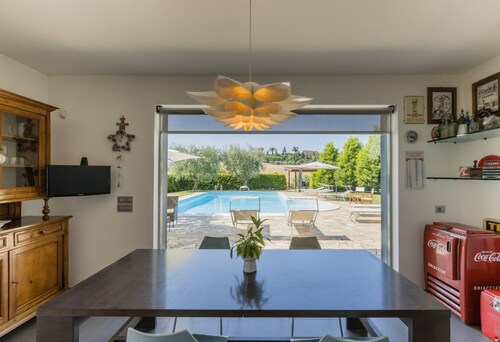 Beautiful and elegant villa with pool in Trecastelli, near Senigallia, only 12 km from the sea