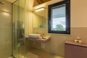 Shower, hair dryer - Beautiful and elegant villa with pool in Trecastelli, near Senigallia, only 12 km from the sea (Trecastelli)