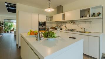 Kühlschrank, Mikrowelle, Ofen, Geschirrspüler