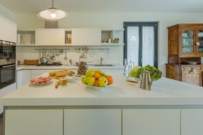 ثلاجة، ميكروويف، فرن، غسالة أطباق