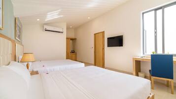 Tabla de planchar con plancha, wifi, ropa de cama